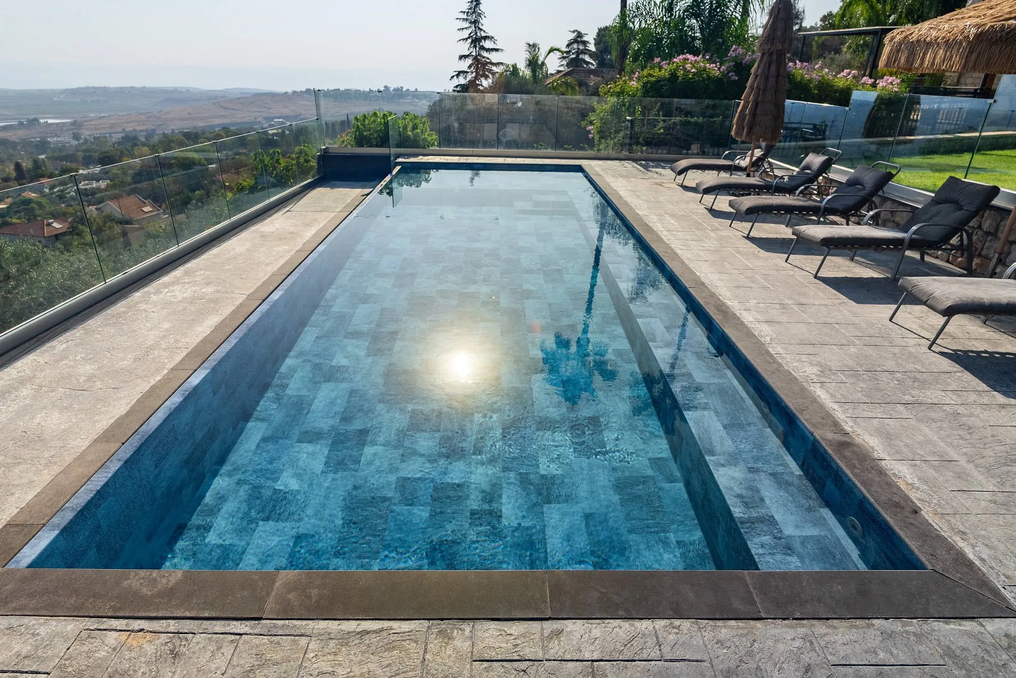 Piscine enterrée extérieur en eau avec membrane armé