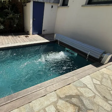 Mini piscine de nage enterrée extérieur en eau