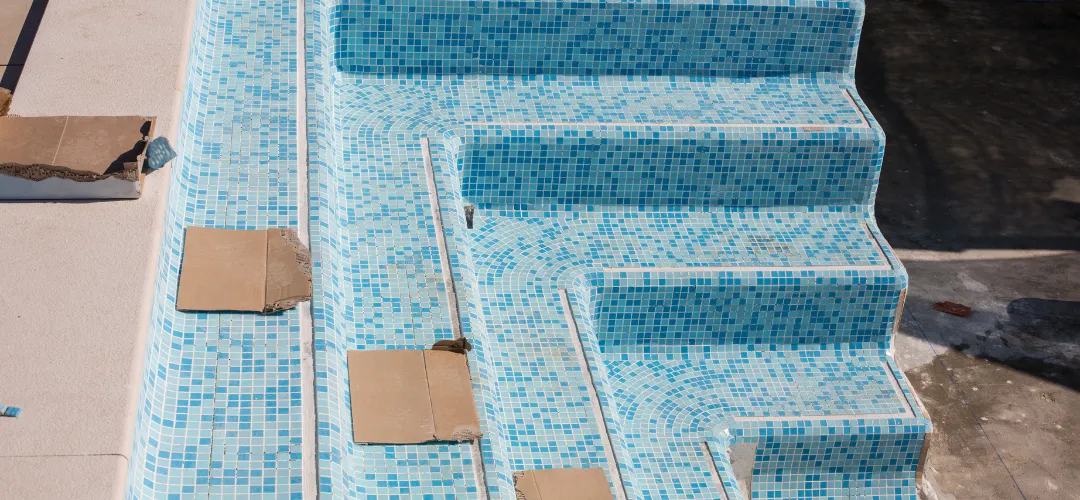 Escalier de piscine en cours de rénovation