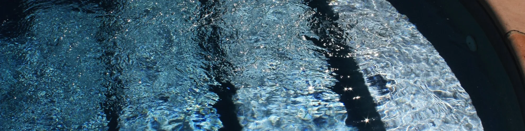 Eau de piscine en mouvement