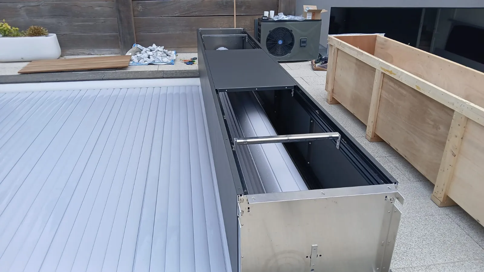Volet de piscine en cours d'installation