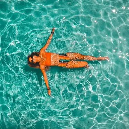 Personne se baignant dans une piscine