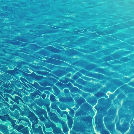 Eau de piscine au soleil