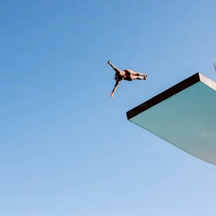 Personne plongeant d'un plongeoir de piscine